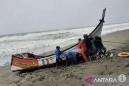 Kapal nelayan asal Aceh Barat terbalik di Nagan Raya