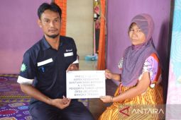 Wiwin terharu terima bantuan pengobatan untuk suaminya dari PT Timah