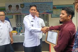 Bupati Asahan berikan penghargaan kepada pengusaha