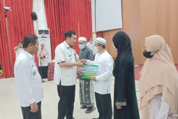 Wali Kota serahkan beasiswa keagamaan santri keluar negeri