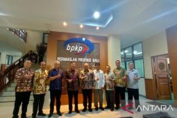 Mangku Pastika ingatkan pentingnya pengawasan dana desa di Bali