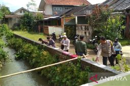 Petugas gabungan periksa TPT Sungai Cigunung antisipasi terjadinya bencana banjir