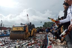 Bea Cukai Tanjung Pandan musnahkan ribuan botol minuman keras ilegal