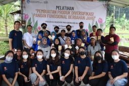 Dosen dan mahasiswa Ubaya beri pelatihan diversifikasi produk pangan lokal