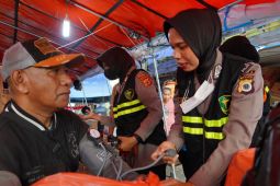Polwan Polda Maluku berikan bantuan kepada korban kebakaran Mardika