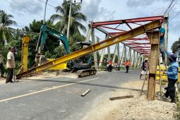 Jembatan Paringin dipasang portal, roda enam ke atas diarahkan ke jalur alternatif