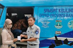 Giat penyebaran leaflet dalam rangka optimalisasi pengutipan PKB dan SWDKLLJ