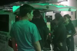 Relawan bawa warga Badui korban gigitan ular ke RSUD Banten