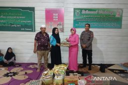 Kapolsek Paringin dan istri santuni anak-anak panti asuhan