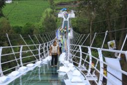 Kementerian PUPR evaluasi hasil uji beban jembatan kaca di Gunung Bromo