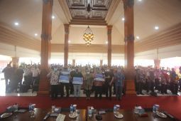 Pemkot Mojokerto serahkan BLT bagi pekerja pabrik rokok