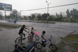 Benarkah hujan-hujanan dapat membuat anak jadi sakit?