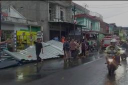 Hujan deras dan angin puting beliung rusak permukiman warga di Malangbong Garut