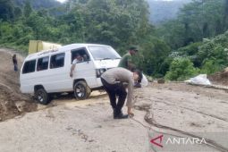 Polres Aceh Barat kerahkan personel bantu akses transportasi di lokasi longsor