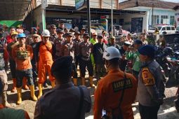 Tim SAR cari 2 orang hilang akibat longsor dan banjir lumpur di Sumedang