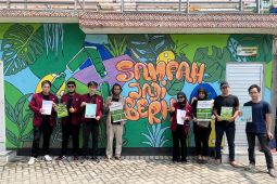 Mahasiswa Universitas Ciputra sosialisasikan diet plastik