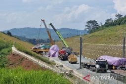 Petugas mulai evakuasi kereta yang anjlok di Bandung Barat