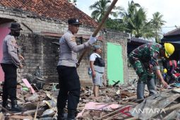 Dua ribuan petugas gabungan percepat pembersihan puing rumah ambruk di Cianjur
