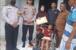 Kapolres serahkan kursi roda kepada warga Jentera Stabat