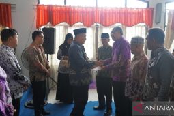 Bupati HSS serahkan tali asih purna tugas keluarga besar PGRI