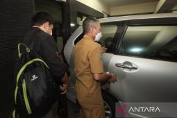Usai geledah DPRD Jatim, KPK bawa tiga koper