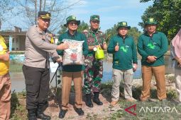 Pemerintah Bangka Tengah tanam ratusan pohon di bantaran Sungai Berok
