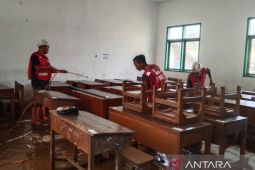 Relawan PMI bersama tim gabungan bantu warga korban banjir Cianjur