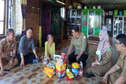 Dinsos Tanah Bumbu salurkan bantuan untuk lansia