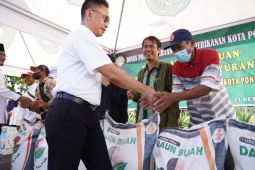 Kota Pontianak berikan bantuan sarana prasarana bagi kelompok tani