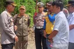 Kapolres Tapsel harap minggu ini ruas Jalan Batu Jomba sudah di aspal