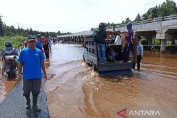 Dinas PUPR Kapuas Hulu swadaya bangun jembatan darurat di jalan nasional Kalis-Putussibau