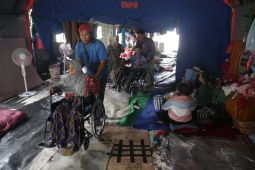 Disabilitas korban gempa Cianjur terima bantuan kursi roda