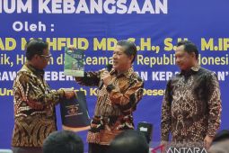 Mendagri dan Menkopolhukam terima buku sejarah nilam Aceh dan ARC dari USK