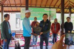 Adaro ajak pesantren binaan wisata ke Pulau Bakut