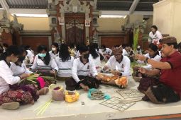 Siswa di Bali isi liburan dengan belajar budaya dan agama