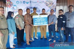 Dukung Program Perikanan Payau dan Laut SMKN 1 Selat Nasik, PT Timah Tbk Serahkan Genset