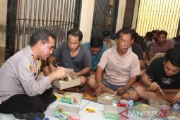 Kapolres Batubara duduk di lantai makan bersama tahanan