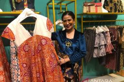 Batik kasual dikenalkan kepada wisatawan asing di Bali