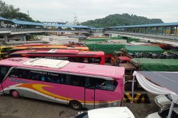 Pelabuhan Merak Banten dipadati banyak kendaraan jelang Natal dan Tahun Baru