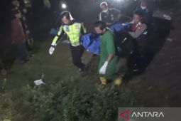 Sebuah mobil tertabrak KA Sancaka di perlintasan Geneng Ngawi