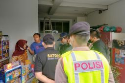 Operasi gabungan sasar toko kelontong jual rokok ilegal di Surabaya
