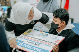 Pemkab Karawang salurkan beasiswa kepada 12.545 pelajar dan mahasiswa dari APBD