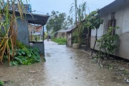 Sambas diguyur hujan sebagian jalan mulai tergenang air