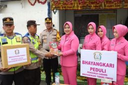 Kapolres dan Bhayangkari Tebing Tinggi beri bingkisan di Pos Nataru 2023