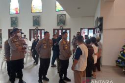 Polda Metro ingatkan personel pengamanan gereja tetap berseragam
