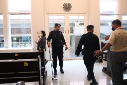 Tim penjinak bom Polda Jatim sterilisasi gereja di Sidoarjo