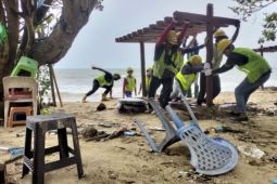 Dampak angin kencang dan hujan deras di Kuta