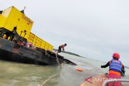 Basarnas cari dua nelayan tenggelam saat cuaca ekstrem
