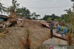 Wisata Karang Kenik Situbondo porak-poranda diterjang angin kencang