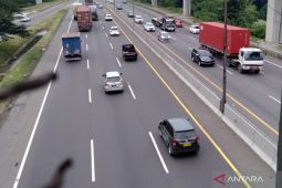 Arus lalu lintas jalan Tol Jakarta-Cikampek  ramai lancar pada Minggu malam